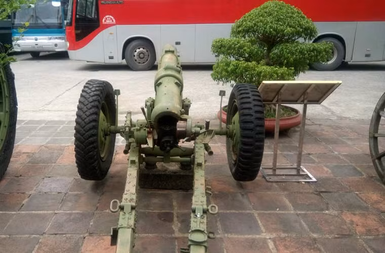 Khẩu sơn pháo 94mm mà Việt Nam thu giữ được có trọng lượng khoảng 730kg, dài 1,10m. Toàn bộ khối pháo đặt trên khung bệ xe hai bánh lốp, có hai càng pháo để cố định giảm lực giật khi khai hỏa.