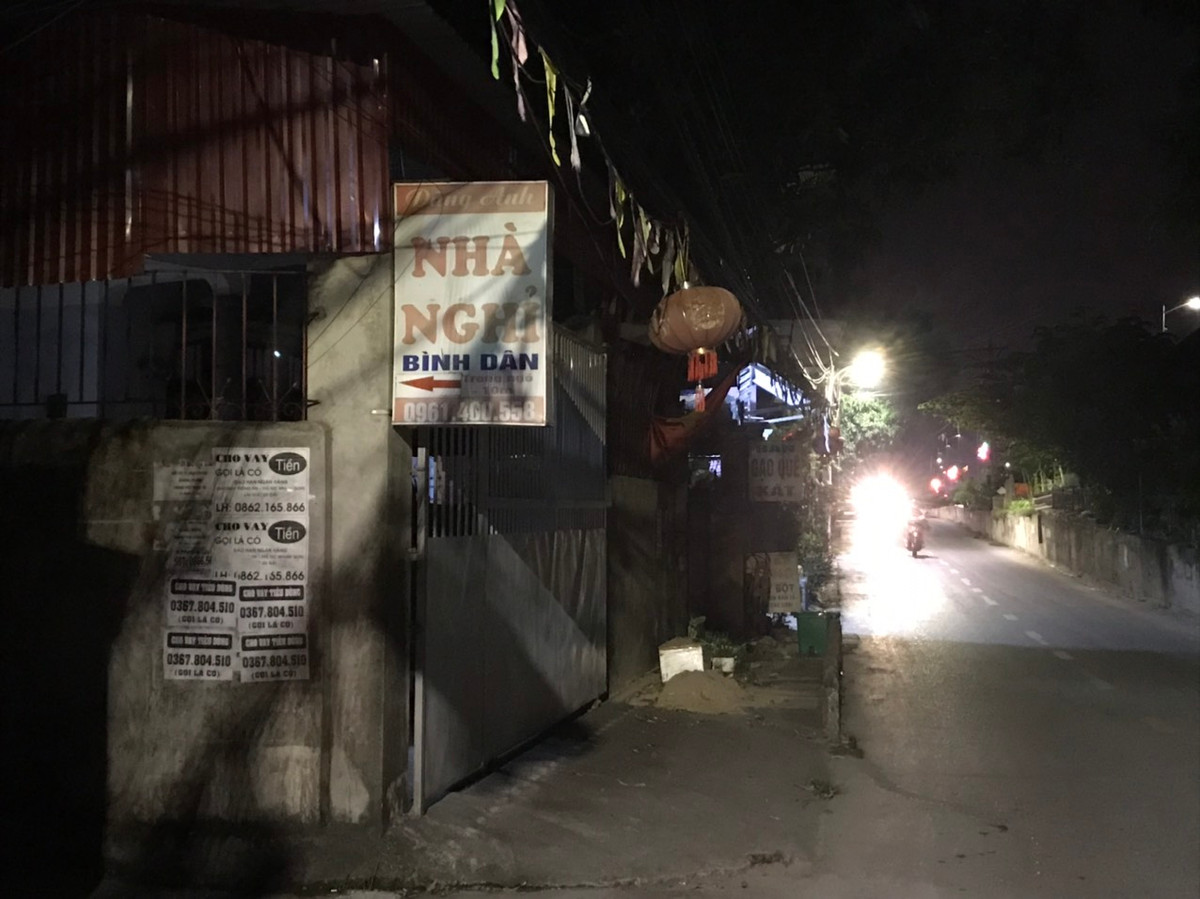 Phat hien vo trong nha nghi, dam chet tinh dich roi den dau thu