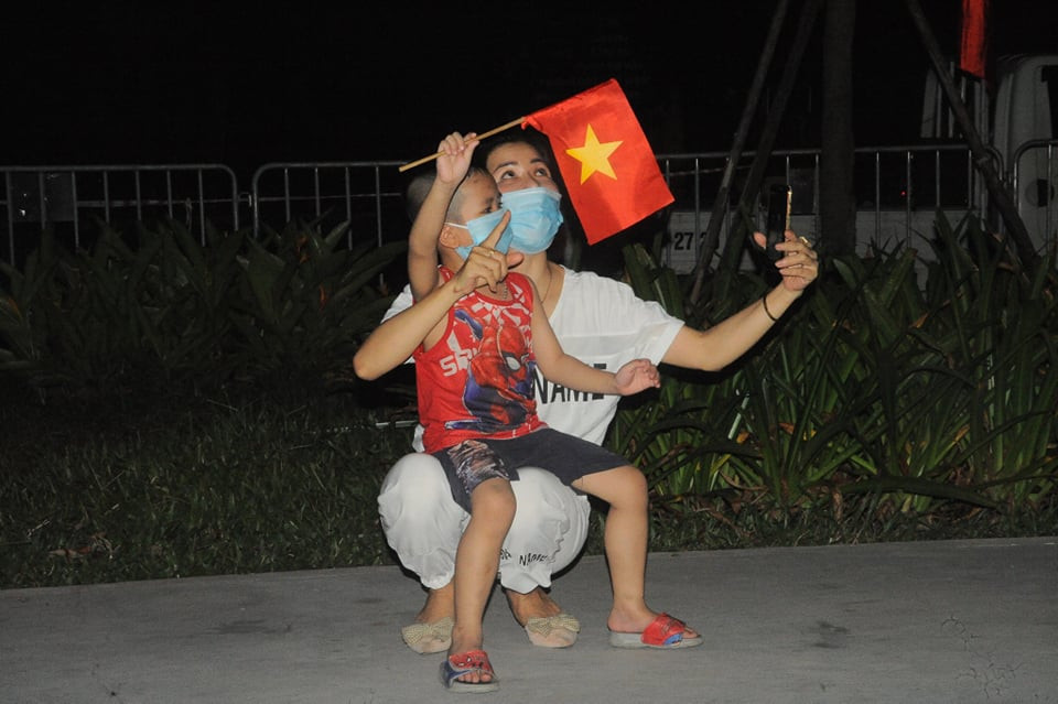 Người phụ nữ tranh thủ chụp ảnh cùng con trai để ghi nhớ thời khắc này như một kỷ niệm trong cuộc đời.