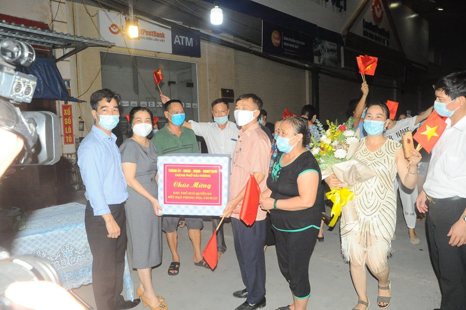 Đến ngày 29/8, khu vực trên được thu hẹp phạm vi cách ly, còn từ số nhà 20 đến 66 phố Ngô Quyền thuộc phường Phạm Ngũ Lão, gồm 17 hộ với 79 nhân khẩu. Tất cả người dân trong khu vực này đều được lấy mẫu xét nghiệm và có kết quả âm tính với SARS-Cov-2.