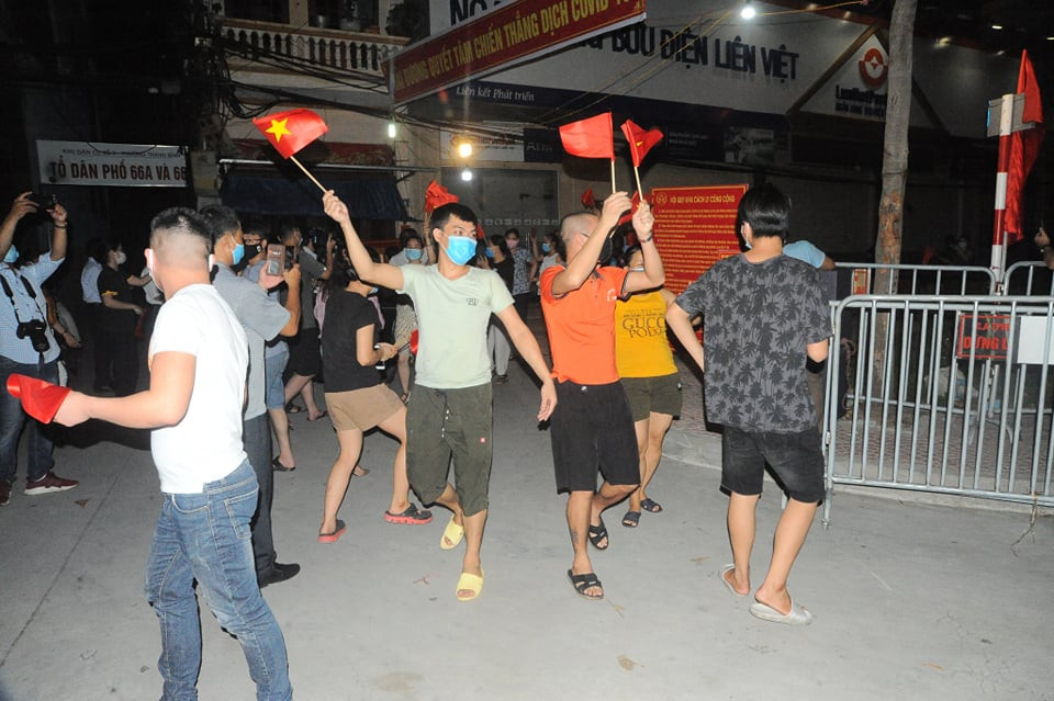 Niềm vui của người dân sau 28 ngày bị phong tỏa phòng dịch COVID-19.