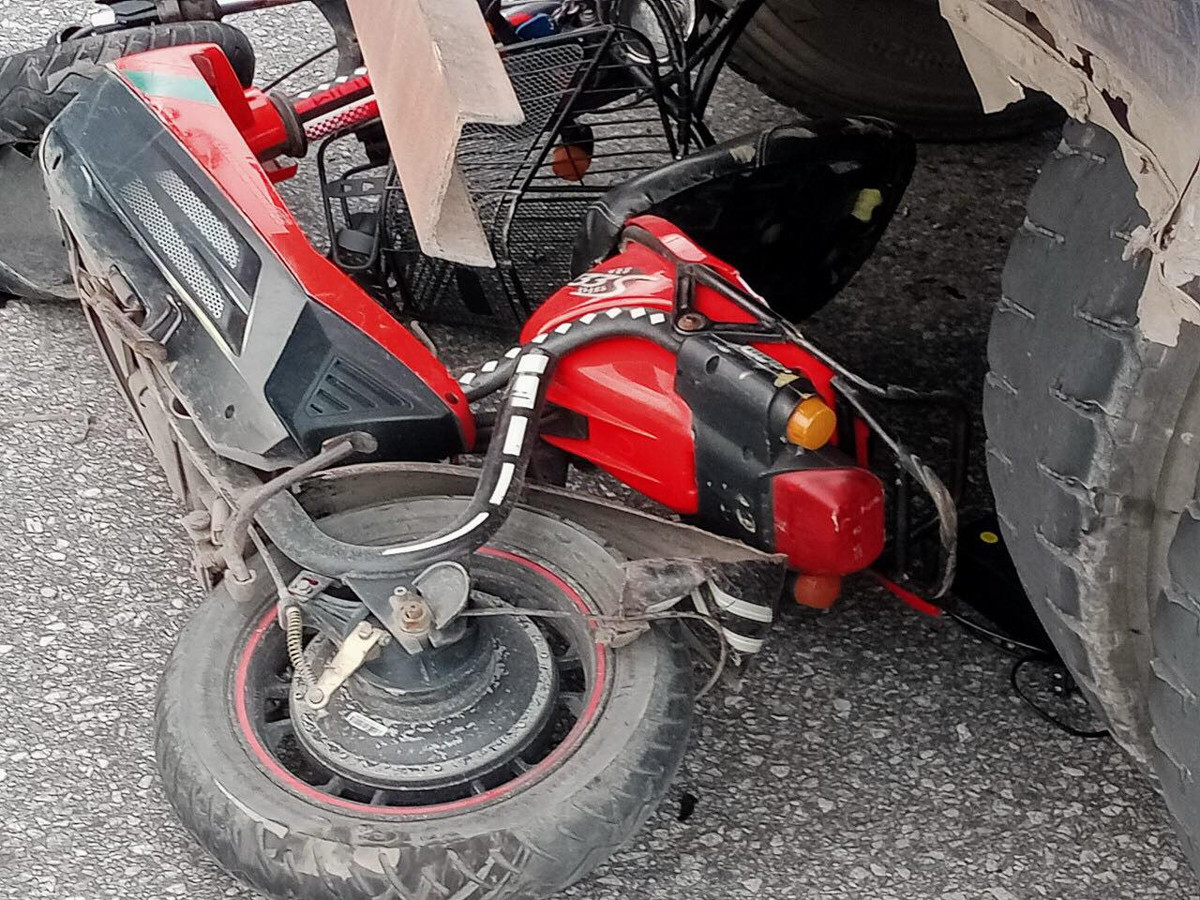 Hai Duong: Va cham voi xe dau keo tren QL5, mot thanh nien tu vong-Hinh-2