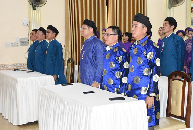 Cong chuc o Hue mac ao dai di lam: Ton vinh di san, phat trien du lich!