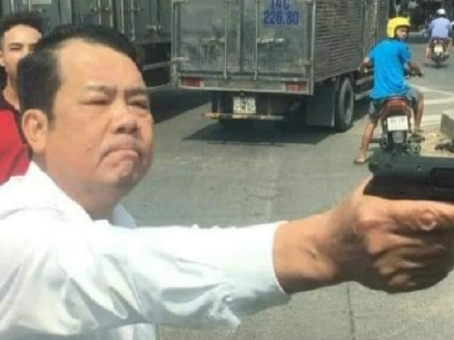 Bac Ninh: Cong an trieu tap nguoi dan ong dung sung de doa tai xe