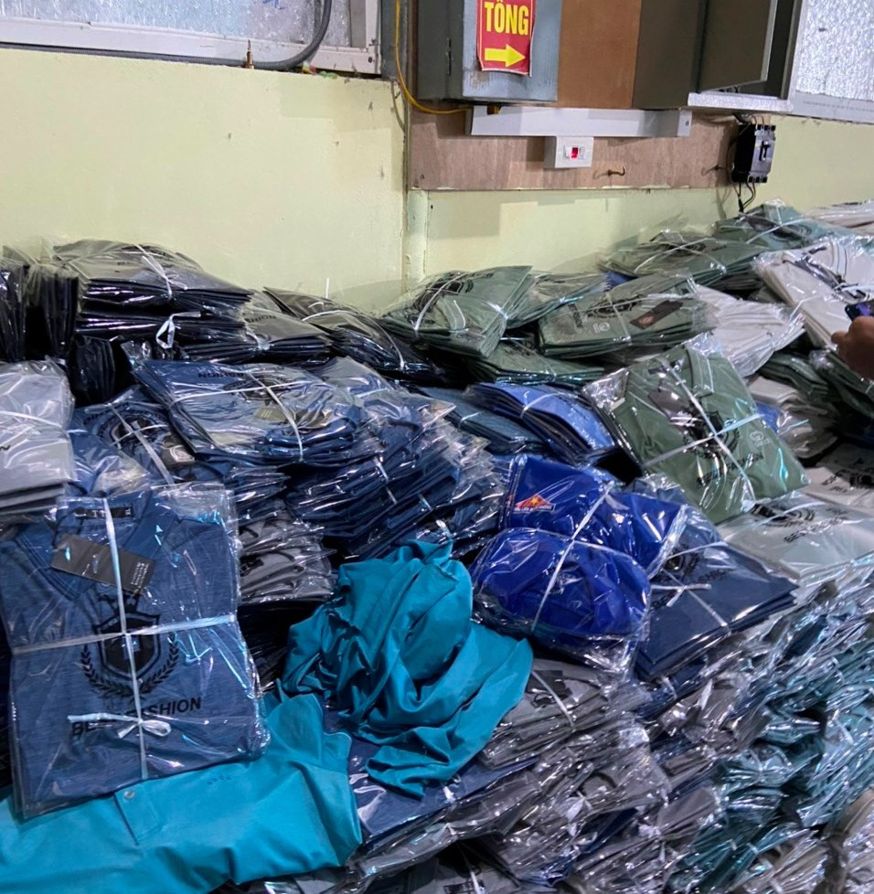 Hiện toàn bộ số hàng hóa thành phẩm, bán thành phẩm, công cụ, nguyên liệu có dấu hiệu vi phạm đã được tạm giữ để tiếp tục xác minh, làm rõ để xử lý theo quy định của pháp luật.