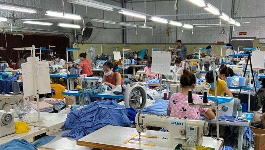 Cụ thể, hàng hóa thành phẩm gồm 6.446 chiếc áo phông nam cộc tay mang nhãn hiệu “adidas và hình”, “hình NIKE”, “GUCCI và hình”, “LACOSTE và hình” có dấu hiệu giả mạo. 