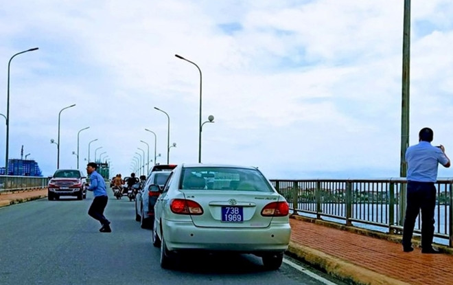 Doan xe bien xanh dung tren cau Nhat Le 1: Thu truong Bo Xay dung xin loi nguoi dan