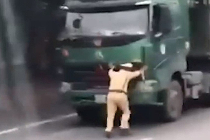 Khoi to, bat tam giam lai xe qua tai, chong doi, day lui CSGT Ninh Binh 40 met