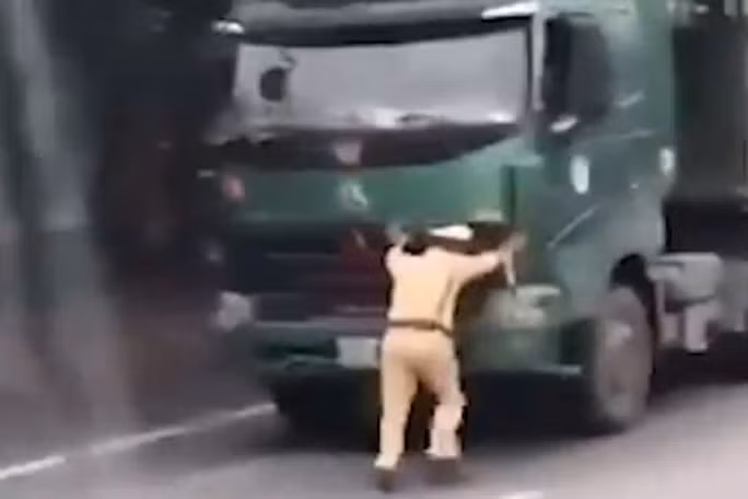 Khoi to, bat tam giam lai xe qua tai, chong doi, day lui CSGT Ninh Binh 40 met