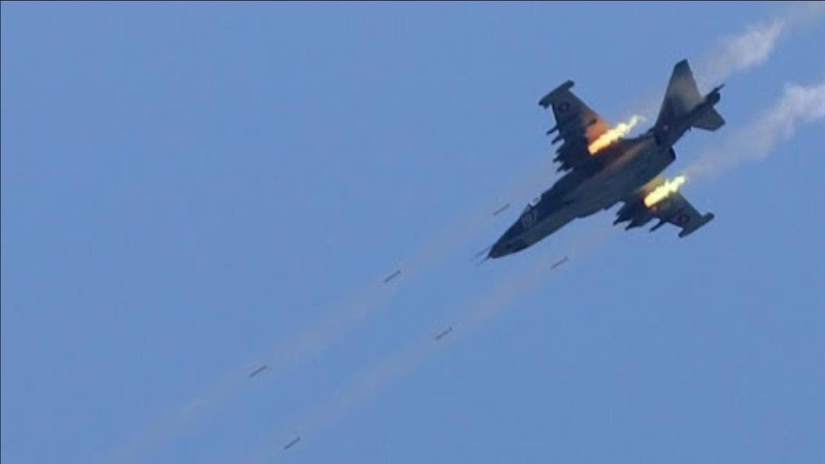 Tốc độ tối đa của cường kích cơ Su-25 chỉ khoảng 975 km/h và bán kính chiến đấu khoảng 750 km. Tuy nhiên do nhiệm vụ chính của loại máy bay này là tấn công mặt đất nên khả năng cơ động nhanh ở tốc độ cao là thực sự không cần thiết. Nguồn ảnh: BMDP.