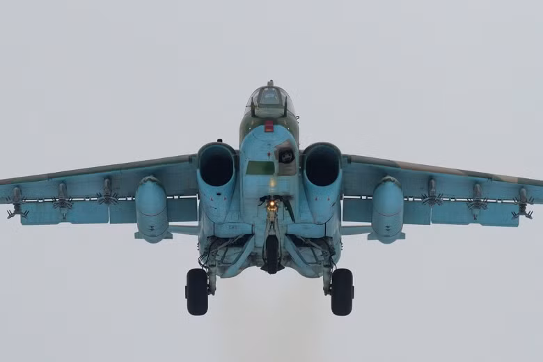 Ngoài ra, cường kích cơ này còn có 11 giá treo cứng dưới hai bên cánh và bụng, cho phép nó có khả năng mang theo tối đa 4,4 tấn vũ khí các loại bao gồm bom, tên lửa hoặc thùng nhiên liệu phụ. Nguồn ảnh: BMDP.