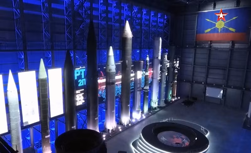 Điện Kremlin cho biết Avangard đã đánh trúng mục tiêu thực tế ở bãi thử Kura trên bán đảo Kamchatka, cách 6.000 km. Cùng với đó, Nga cũng đã tiết lộ thời gian và đơn vị đầu tiên được trang bị loại siêu tên lửa này. Theo TASS, Bộ Quốc phòng Nga vừa ấn định hai trung đoàn đầu tiên sẽ được trang bị hệ thống vũ khí siêu vượt âm Avangard vào năm 2027.