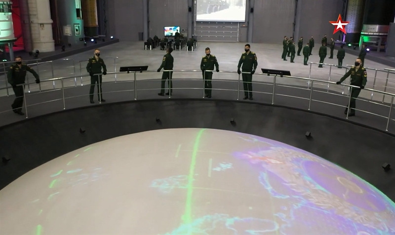 Ưu điểm đặc biệt tiếp theo là tên lửa siêu thanh không chỉ có ưu điểm là bay rất nhanh, mà chúng còn bay trên bầu khí quyển phía trên, chứ không phải không gian bên ngoài trái đất như tên lửa đạn đạo liên lục địa, có nghĩa là chúng không thể bị phát hiện bởi các radar cảnh báo sớm được thiết kế để theo dõi các ICBM khi chúng bay vòng cung qua không gian.