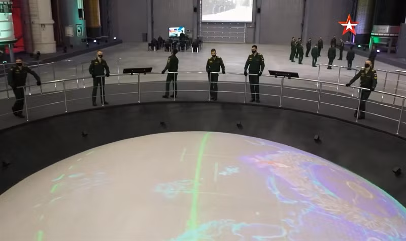 Ưu điểm đặc biệt tiếp theo là tên lửa siêu thanh không chỉ có ưu điểm là bay rất nhanh, mà chúng còn bay trên bầu khí quyển phía trên, chứ không phải không gian bên ngoài trái đất như tên lửa đạn đạo liên lục địa, có nghĩa là chúng không thể bị phát hiện bởi các radar cảnh báo sớm được thiết kế để theo dõi các ICBM khi chúng bay vòng cung qua không gian.