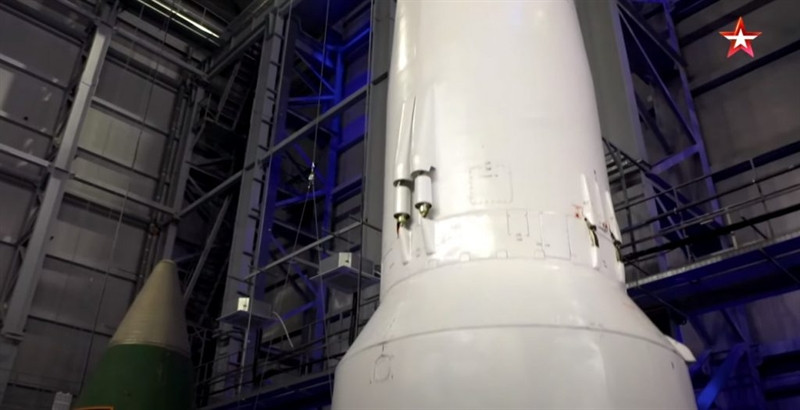 Đánh giá về Avangard của Nga, chuyên gia quân sự Leonid Nersisyan của tạp chí National Interest cho rằng, hiện phòng thủ Mỹ chưa có cách nào để đánh chặn được loại vũ khí có tốc độ cao như vậy. Avangard hội tụ rất nhiều ưu điểm khiến đối thủ phải khiếp sợ. Cụ thể, không giống như quỹ đạo cố định của đầu đạn ICBM, đầu đạn của Avangard có thể cơ động để lẩn tránh hệ thống phòng thủ chống tên lửa đạn đạo, khiến không một hệ thống nào có thể nhận diện được.