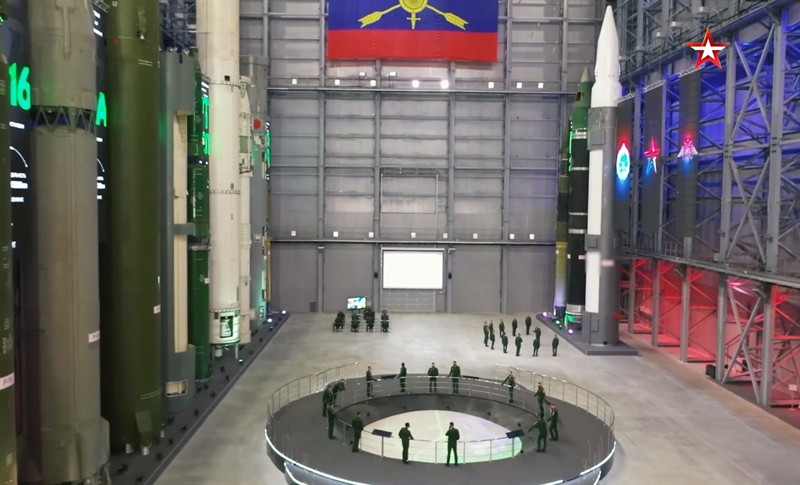 Ưu điểm đặc biệt đầu tiên là Avangard có thể được trang bị một đầu đạn duy nhất có đương lượng nổ khủng khiếp lên tới tới 2 megaton (tức 2000 kiloton). Để dễ hình dung, tạm so sánh rằng, một quả bom nguyên tử mà Mỹ ném xuống Hiroshima-Nhật Bản năm 1945 có đương lượng nố chỉ 15 kiloton.