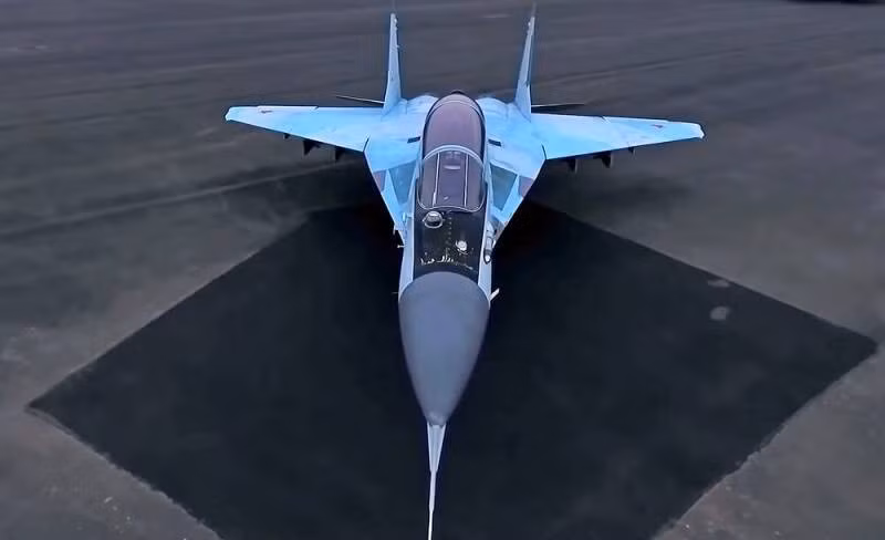 Đây là cách chiếc máy bay phản lực xuất hiện với các mã "1.42", "1.44" và "1.46". Sau khi Liên Xô tan rã, mọi công việc bị đình chỉ, và không quân Nga nhanh chóng loại bỏ tất cả các loại MiG-23, MiG-27 và Su-17 một động cơ hiện có.