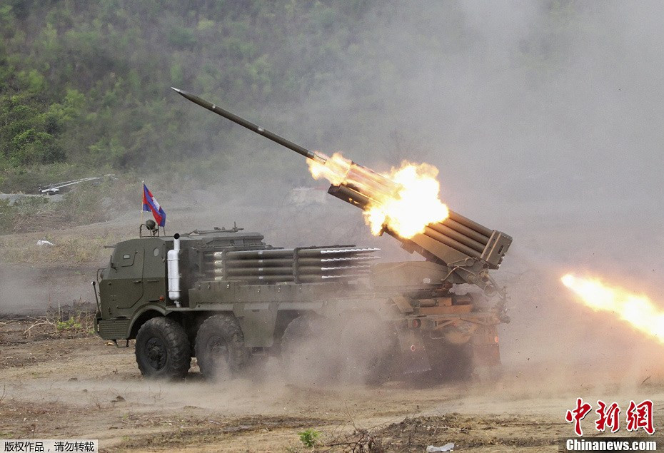 Đặc biệt, loại pháo phản lực phóng loạt hiện đại bậc nhất Đông Nam Á trong tay quân đội Campuchia cũng đã lộ diện trong buổi huấn luyện của lực lượng này. Đây là loại pháo phản lực phóng loạt RM-70 do Cộng hòa Séc sản xuất, mới được Campuchia mua về từ năm 2012. Nguồn ảnh: Sina.