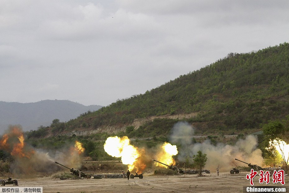 Ngoài ra, trong cuộc tập trận vừa diễn ra, Quân đội Campuchia cũng đã mang những khẩu pháo kéo cỡ nòng lớn nhất mà nước này sở hữu ra khai hỏa. Nguồn ảnh: Sina.