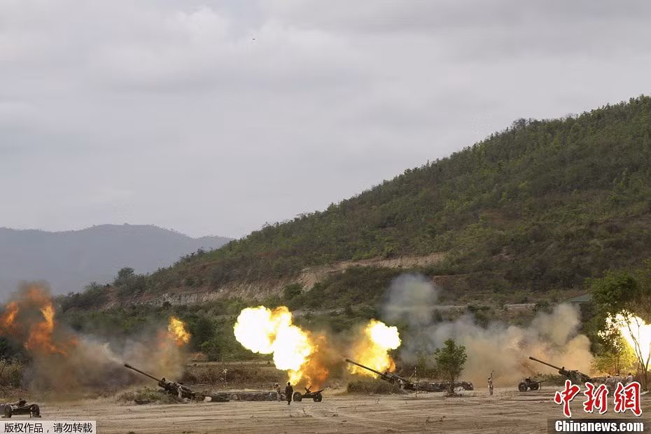 Ngoài ra, trong cuộc tập trận vừa diễn ra, Quân đội Campuchia cũng đã mang những khẩu pháo kéo cỡ nòng lớn nhất mà nước này sở hữu ra khai hỏa. Nguồn ảnh: Sina.
