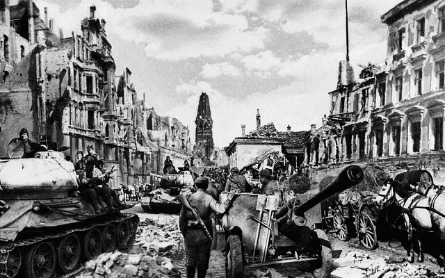 Tới thời điểm hiện tại, sức mạnh của khẩu pháo 76mm này cũng vẫn đủ để làm nhiệm vụ yểm trợ cho bộ binh trên chiến trường hoặc tấn công các mục tiêu thiết giáp nhẹ của đối phương. Nguồn ảnh: Sina.