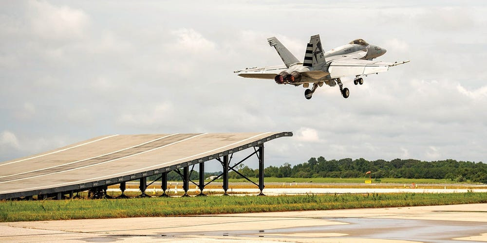 Lần đầu tiên trong lịch sử, tiêm kích F/A-18 của Không quân Hải quân Mỹ đã cất cánh từ cầu nhảy để thử nghiệm khả năng tương thích với tàu sân bay của Ấn Độ. Nguồn ảnh: Pinterest.