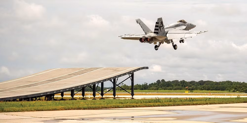 Lần đầu tiên trong lịch sử, tiêm kích F/A-18 của Không quân Hải quân Mỹ đã cất cánh từ cầu nhảy để thử nghiệm khả năng tương thích với tàu sân bay của Ấn Độ. Nguồn ảnh: Pinterest.