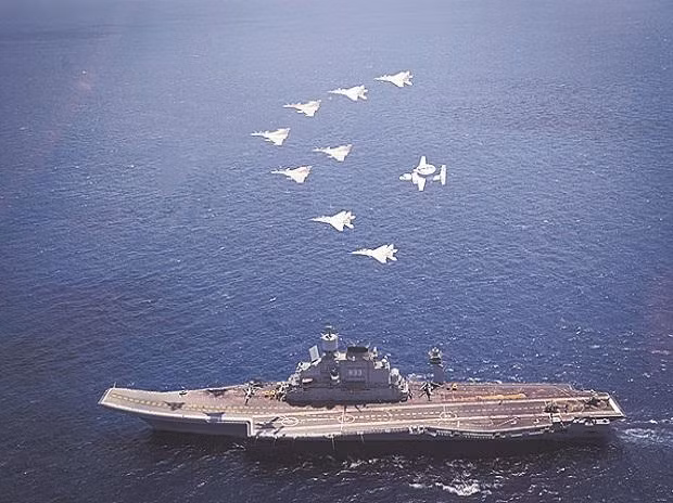 Về mặt lý thuyết, hàng không mẫu hạm INS Vikramaditya của Ấn Độ có thể mang theo tối đa 26 máy bay MiG-29K cùng với 10 trực thăng cảnh báo sớm Ka-31 hoặc trực thăng săn ngầm Ka-28. Nguồn ảnh: Forces.