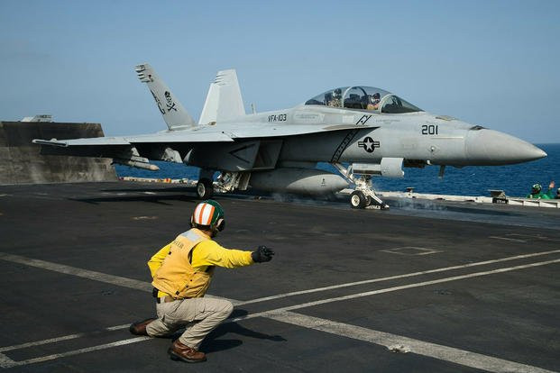 Trên các tàu sân bay nguyên tử này, các tiêm kích chiến đấu F/A-18 đều được hệ thống máy phóng máy bay hỗ trợ cất cánh, sử dụng dây cáp hãm đà để hạ cánh. Nguồn ảnh: Pinterest.