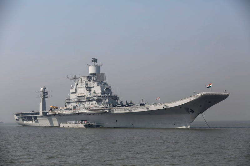 Với việc Ấn Độ đặt mua một loạt các tiêm kích F/A-18 cho tàu sân bay INS Vikramaditya, Không quân Hải quân Mỹ đã phải thử nghiệm các phi cơ hạm của mình để có thể tương thích với hệ thống cầu nhảy được trang bị trên hàng không mẫu hạm này. Nguồn ảnh: Pinterest.