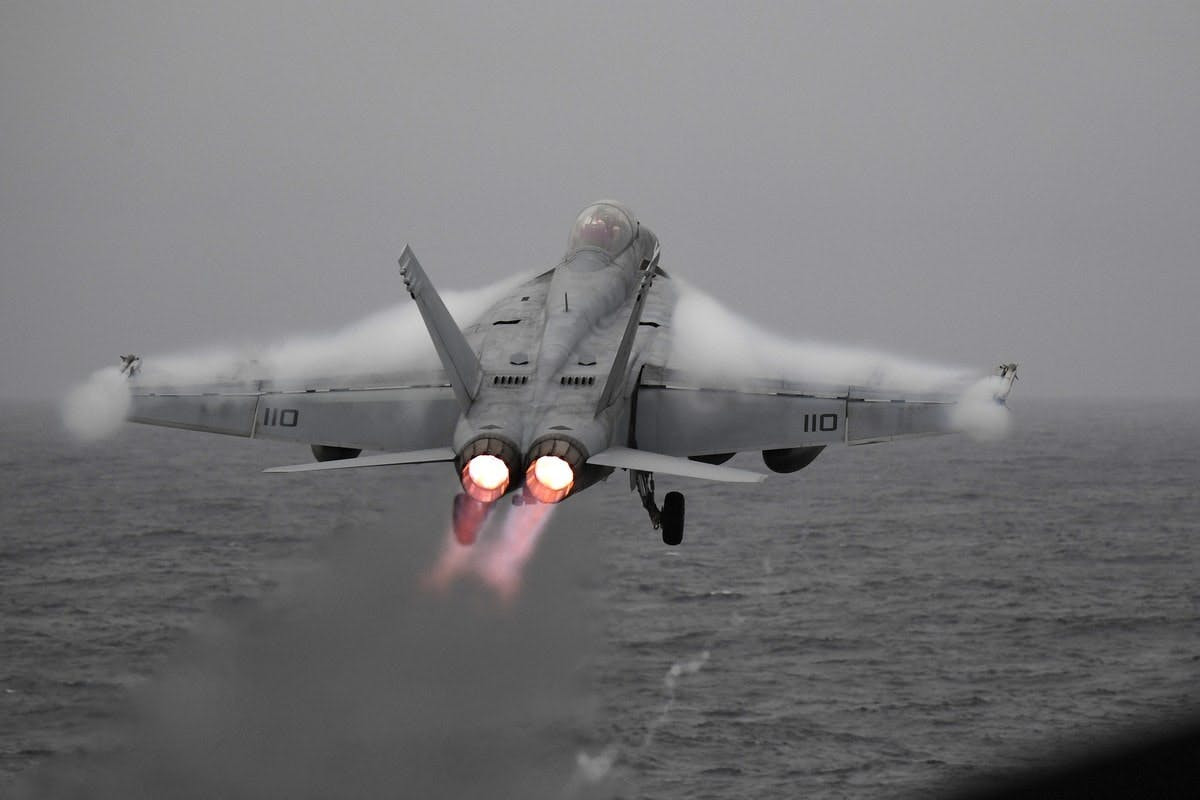 Kiểu cất cánh này cho phép chiến đấu cơ F/A-18 mang theo được đầy đủ trang vũ khí và đổ đầy nhiên liệu mà không bị ảnh hưởng bởi trọng lượng của máy bay. Nguồn ảnh: Pinterest.