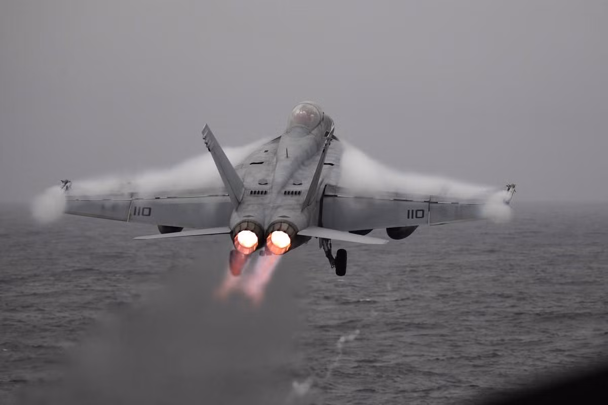 Kiểu cất cánh này cho phép chiến đấu cơ F/A-18 mang theo được đầy đủ trang vũ khí và đổ đầy nhiên liệu mà không bị ảnh hưởng bởi trọng lượng của máy bay. Nguồn ảnh: Pinterest.