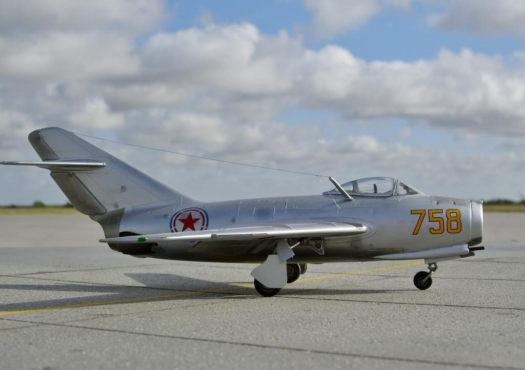 Trong khi nhiều quốc gia khác trên thế giới đã bắt đầu loại bỏ MiG-15 ra khỏi biên chế từ những năm 70 của thế kỷ trước thì tới tận thời điểm hiện tại - nghĩa là hơn 70 năm kể từ khi ra đời, máy bay chiến đấu MiG-15 vẫn tiếp tục được sử dụng trong biên chế không quân của hai quốc gia. Nguồn ảnh: Sina.