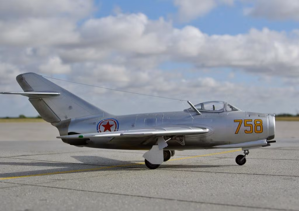 Trong khi nhiều quốc gia khác trên thế giới đã bắt đầu loại bỏ MiG-15 ra khỏi biên chế từ những năm 70 của thế kỷ trước thì tới tận thời điểm hiện tại - nghĩa là hơn 70 năm kể từ khi ra đời, máy bay chiến đấu MiG-15 vẫn tiếp tục được sử dụng trong biên chế không quân của hai quốc gia. Nguồn ảnh: Sina.