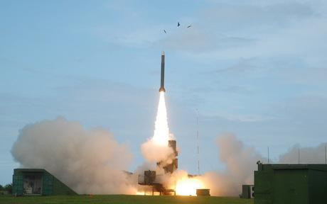 "Họ cũng không tính đến những tên lửa phòng không Thiên Kiếm II với tốc độ gấp 6 lần âm thanh và tầm bắn 60-100 km, trong khi trực thăng Z-9 chỉ đạt tốc độ tối đa 305 km/h và là mục tiêu phù hợp với chiến hạm tàng hình này. Chiến hạm Tháp Giang cũng được lắp hệ thống Phalanx chuyên vô hiệu hóa trực thăng và tên lửa chống hạm", bài viết của Taiwan News cho hay.