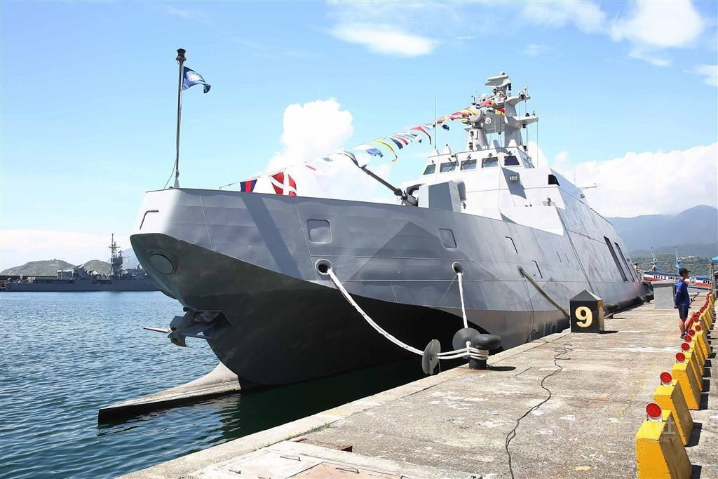 Các chuyên gia Đài Loan chỉ ra rằng lớp chiến hạm Tháp Giang được trang bị radar cảnh giới và radar điều khiển hỏa lực, kèm theo hệ thống tác chiến điện tử với những tổ hợp cảnh báo sớm và chế áp để đối phó tên lửa chống hạm.