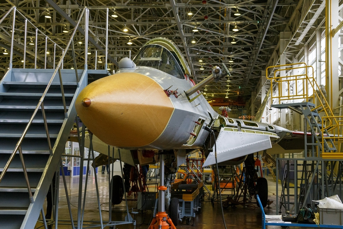 Hồi cuối năm 2019, một chiếc Su-57 của Nga cũng đã bị rơi khi đang bay thử nghiệm tại một nhà máy nằm ở vùng Khabarovsk. Trong trường hợp quá trình bay gặp bất cứ sự cố nào, chiếc tiêm kích sẽ được đưa quay trở lại nhà máy và thậm chí sẽ phải tháo tung hết ra để tìm lỗi và lắp ráp lại từ đầu. Nguồn ảnh: BMDP.