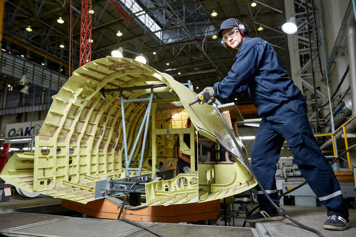 Tuy nhiên, do có số lượng sản xuất không quá nhiều nên có vẻ như dây chuyền lắp ráp Su-57 vẫn chưa được tối ưu hóa hoàn toàn. Thông thường, cần phải trải qua quá trình lắp ráp hàng trăm chiếc máy bay thì mới có thể tối ưu hóa được dây chuyền sản xuất. Nguồn ảnh: BMDP.