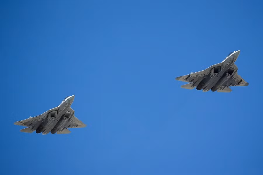 Tính tới năm 2020, Nga mới chỉ có trong tay khoảng 12 chiếc tiêm kích Su-57, trong đó có 10 chiếc được sản xuất thử nghiệm và chỉ mới có hai chiếc được sản xuất hàng loạt. Nguồn ảnh: BMDP.