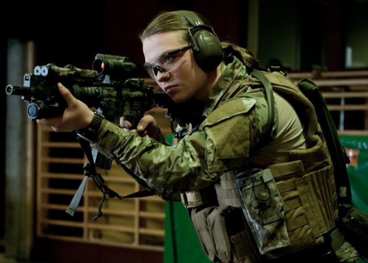 Họ sẽ hành động theo nhóm 2-3 người, 1 người ẩn nấp đằng sau những chiếc xe tăng cháy rụi rồi bắn yểm trợ bằng súng tiểu liên và ném bom khói để nhóm có thể trốn thoát an toàn.