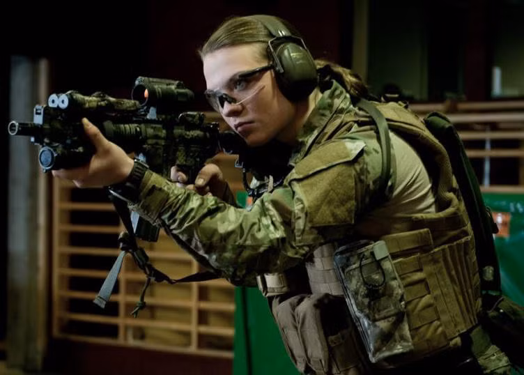 Họ sẽ hành động theo nhóm 2-3 người, 1 người ẩn nấp đằng sau những chiếc xe tăng cháy rụi rồi bắn yểm trợ bằng súng tiểu liên và ném bom khói để nhóm có thể trốn thoát an toàn.