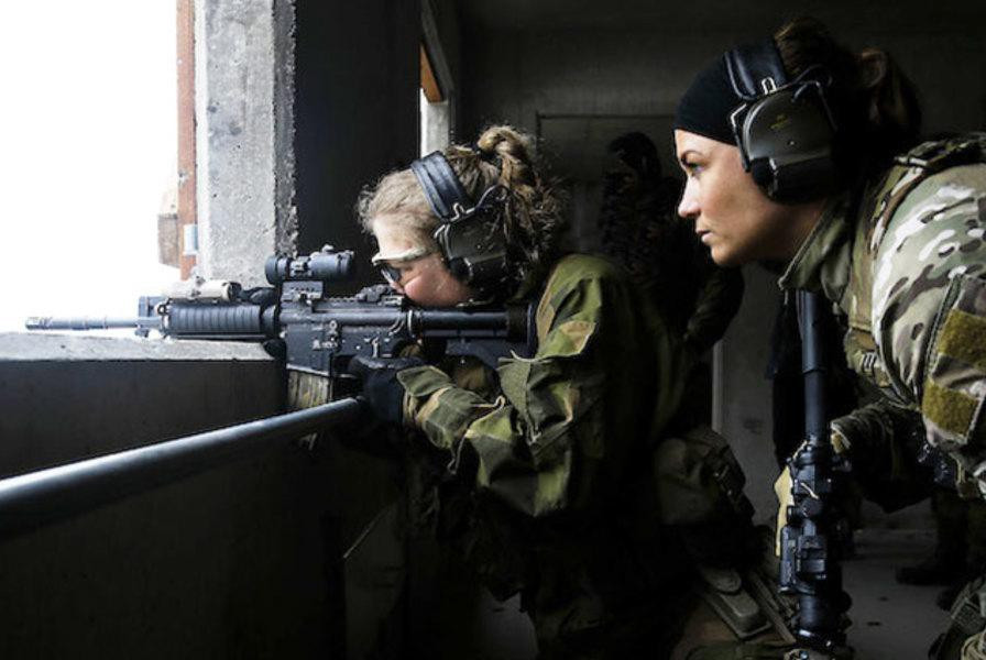 Trong giai đoạn giữa những năm 1980, Na Uy trở thành một trong những nước đầu tiên trong NATO cho phép phụ nữ hoạt động trong tất cả các vị trí chiến đấu mặc dù số người thực sự đảm nhiệm việc này vẫn còn thấp.