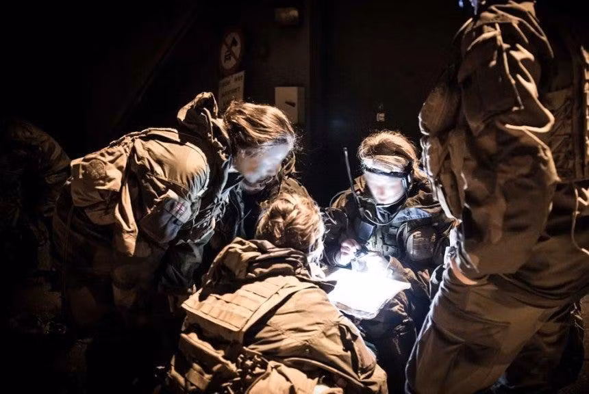 Các sĩ quan huấn luyện đánh giá cao các nữ binh sĩ, thậm chí trong một số trường hợp họ còn tỏ ra dẻo dai hơn cả nam giới.