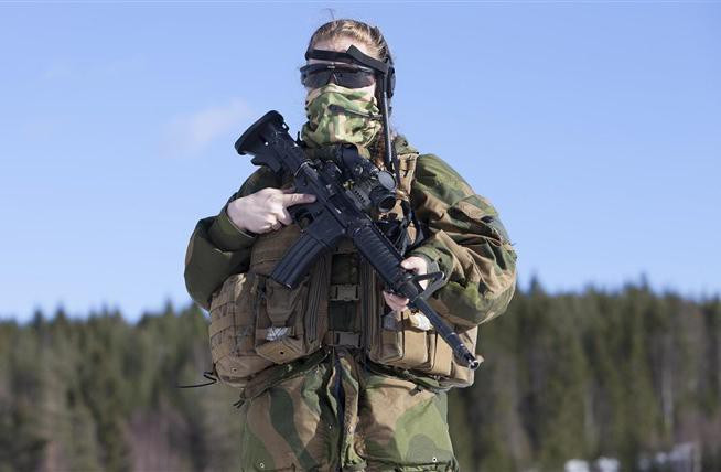 Theo các chỉ huy quân sự tại đây, cuộc chiến ở Afghanistan đã chứng minh sự cần thiết của những đặc nhiệm nữ được huấn luyện bài bản để thu thập thông tin tình báo và tiếp cận với phụ nữ và trẻ em trong các cộng đồng bảo thủ.