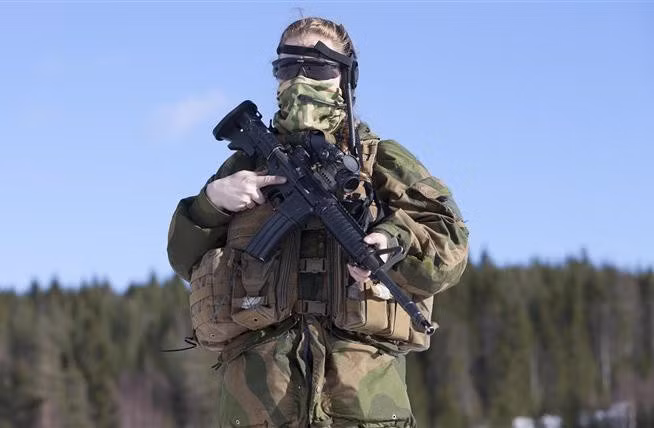 Theo các chỉ huy quân sự tại đây, cuộc chiến ở Afghanistan đã chứng minh sự cần thiết của những đặc nhiệm nữ được huấn luyện bài bản để thu thập thông tin tình báo và tiếp cận với phụ nữ và trẻ em trong các cộng đồng bảo thủ.