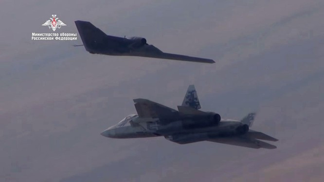 Xét đến thực tế là trong vài tháng qua, những UAV tấn công Bayraktar TB2 của Thổ Nhĩ Kỳ đã được sử dụng tích cực trong nhiều cuộc chiến, có thể cho rằng Okhotnik sẽ được thử nghiệm như một phương tiện tiêu diệt các máy bay không người lái như vậy.