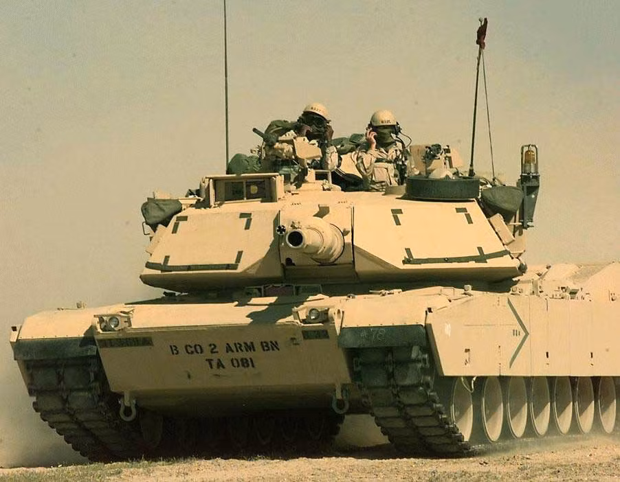 Trên chiếc T-14 Armata, mẫu xe tăng thế hệ mới hiện đại nhất của Nga ngày nay, toàn bộ kíp lái đều được đặt trong một kén kín, thậm chí người Nga còn định xây... nhà vệ sinh ngay bên trong xe để binh lính đỡ phải ra ngoài. Nguồn ảnh: USarmy.