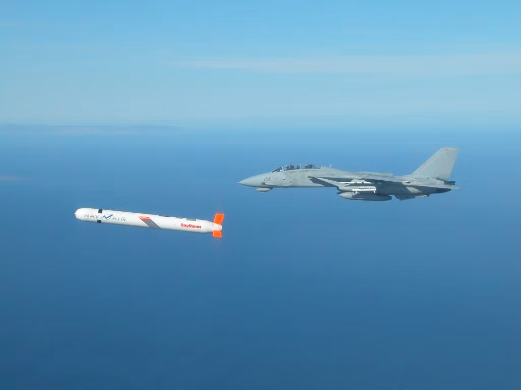 So với các phiên bản cũ, phiên bản tên lửa hành trình Tomahawk Block V có thiết kế không mấy khác biệt nhưng lại có nhiều nâng cấp rất đáng tiền, xứng đáng là "kẻ mở màn" cho những cuộc chiến tương lai của Hải quân Mỹ. Nguồn ảnh: Janes.