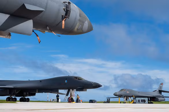 Bộ Quốc phòng Mỹ xác nhận, cuộc diễn tập phối kết hợp giữa máy bay ném bom B-1B Lancer cùng với tiêm kích F-22 Raptor đã diễn ra hồi cuối tuần trước và đã thành công tốt đẹp. Nguồn ảnh: USAF.