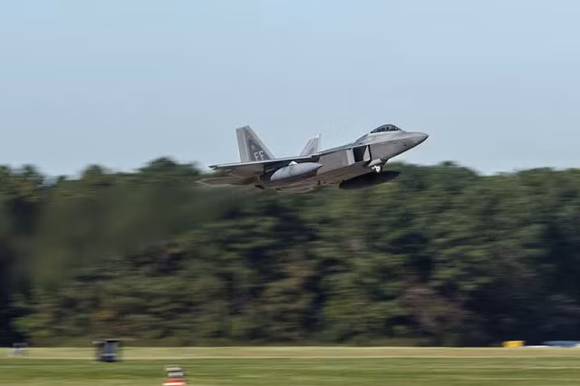 Tiêm kích F-22 Raptor là loại chiến đấu cơ độc quyền, chỉ phục vụ trong lực lượng Không quân Mỹ, quốc hội nước này đã ra lệnh cấm xuất khẩu tiêm kích F-22 Raptor ngay từ khi nó ra đời dù cho có rất nhiều nước muốn tiếp cận loại chiến đấu cơ này. Nguồn ảnh: USAF.